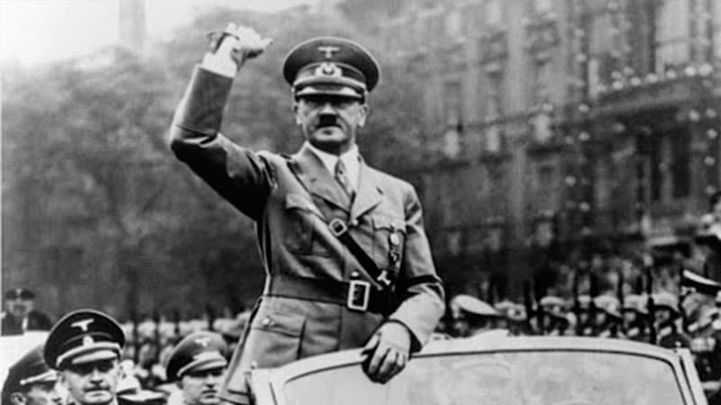 Hitlerin yeməyinin dadını yoxlayan qadınlar