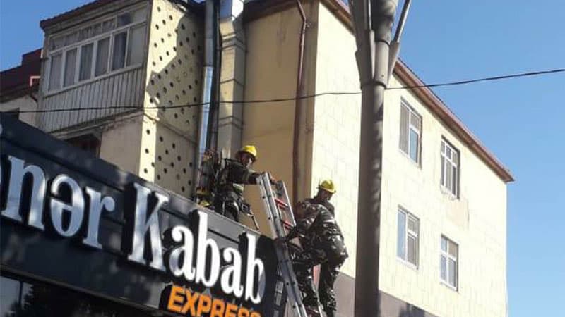 Sumqayıtda yaşayış binasında yanğın (FOTO)