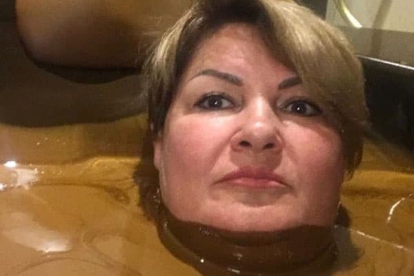 Rus xanım məmurun Naftalandakı şəkili qalmaqala səbəb oldu (FOTO)