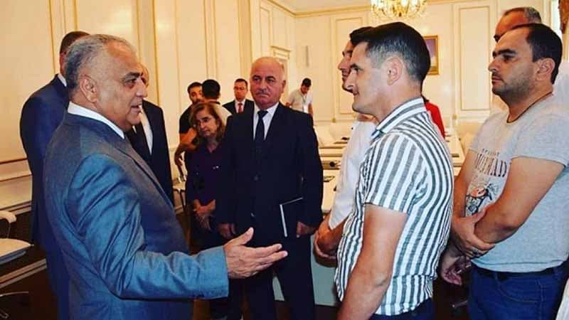 Bu icra başçısı 700 bal toplayanlara maşın verəcək:Söz verdi