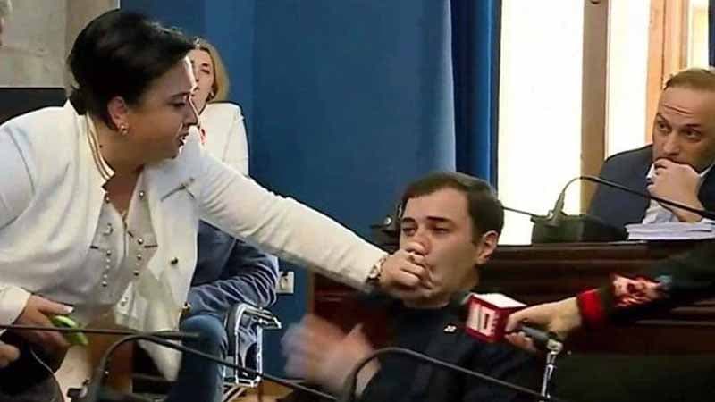 Gürcüstan parlamentində dava: Qadın deputat kişi həmkarını döydü (FOTO/VİDEO)