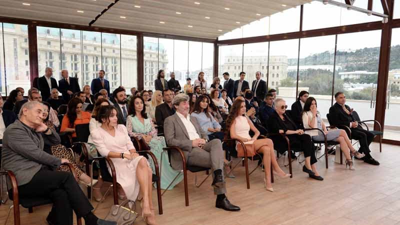 Leyla Əliyeva “Pəncərədən düşən işıq” sənədli filminin nümayişində (FOTO)