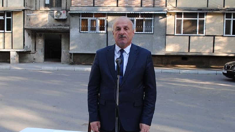 Azərbaycanda icra başçısı marketdə növbəyə durdu (FOTO)