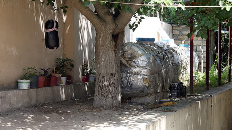 "JEK" su çənlərini sökür, sakinlər etiraz edir (FOTOLAR)
