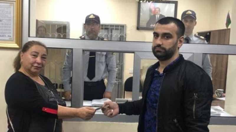 Bakı metrosunda oğlan tapdığı pulları qadına geri qaytardı(FOTO)