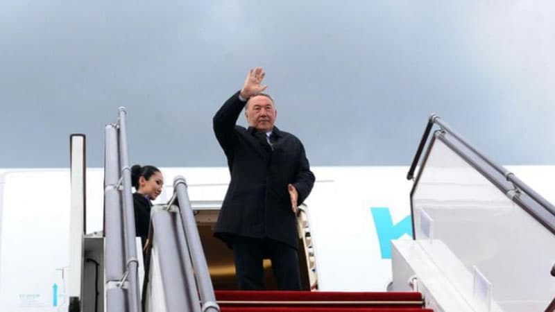Nazarbayev Bakı bulvarında piyada gəzdi (FOTO)