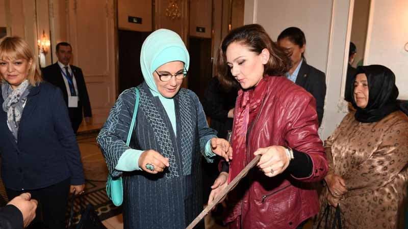 Əminə Ərdoğan unikal əsərlər yaradan azərbaycanlı rəssamı görüşə çağırıb