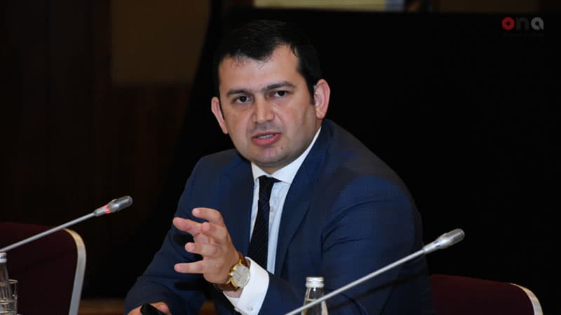 Hicran Hüseynovanın sözçüsü qadınları təhqir etdi: İt, kor.. (FOTOLAR)