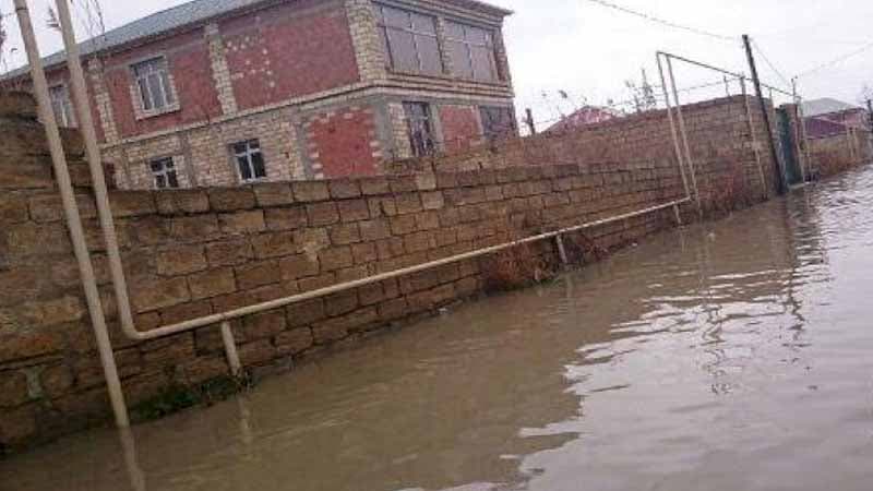 Bakıda həyətləri su basdı, 3 nəfər xilas edildi
