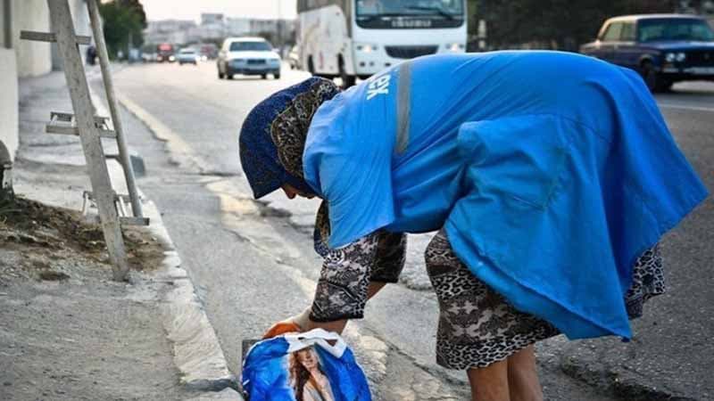 Daha bir süpürgəçi qadını avtomobil vurdu