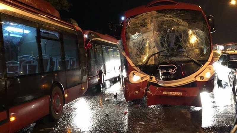 Bakıda iki avtobus toqquşdu, yaralılar var