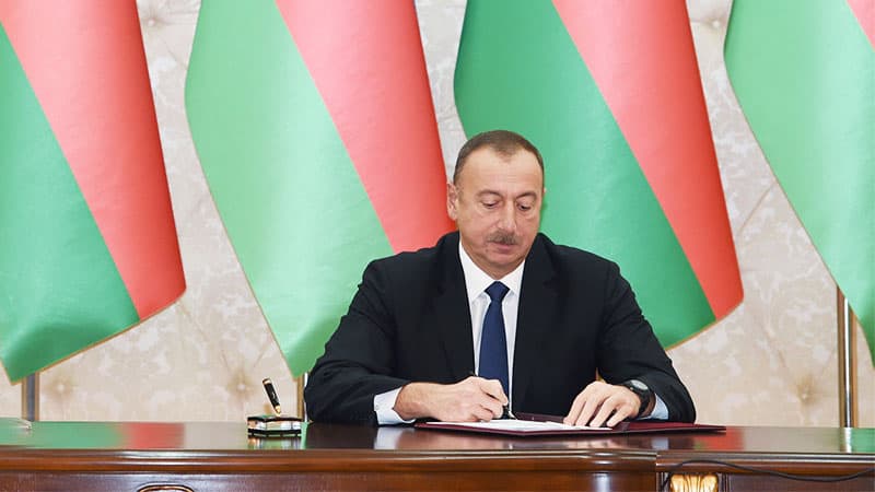 İlham Əliyev SOCAR-ın əməkdaşlarını təltif etdi