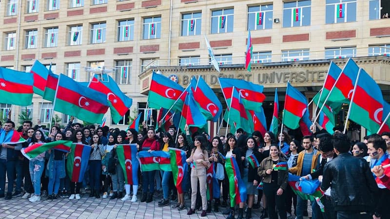 BDU THİK tərəfindən "Üç rəngin kölgəsində!" adlı fləşmob keçirilib (FOTOLAR)