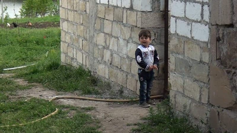 Düşmənlə üz-üzə yaşayan kənd (FOTOLAR)