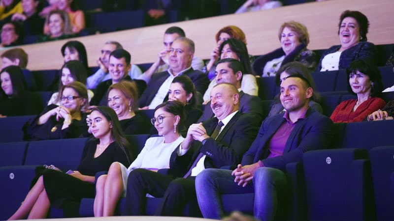 Prezident və ailə üzvləri Maksim Qalkinin yaradıcılıq axşamında (FOTOLAR)
