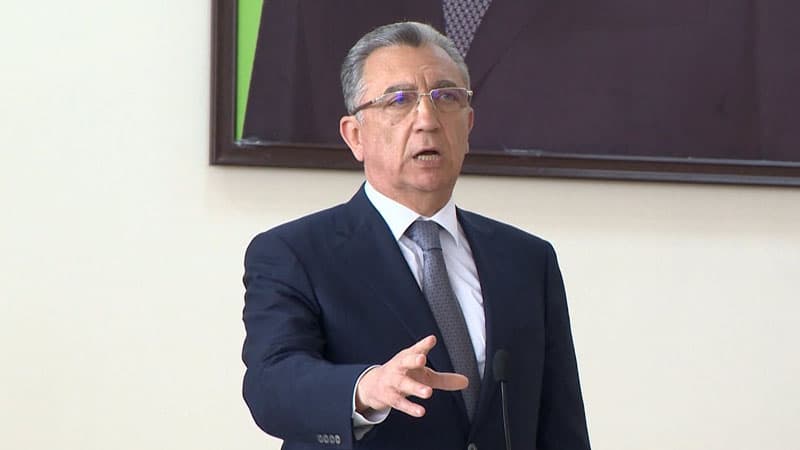 Eldar Əzizov direktoru işdən çıxardı