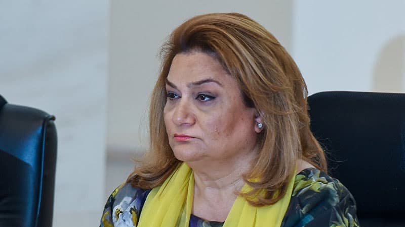 Azərbaycanda xanım məmur rəsmi görüşə helikopterlə getdi