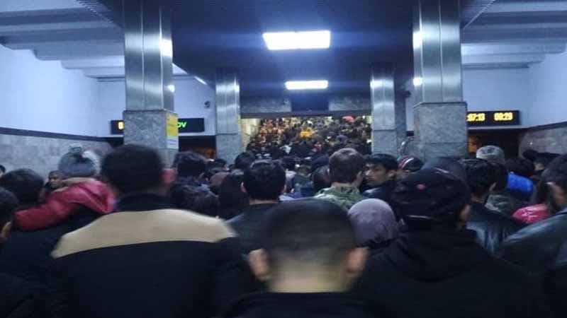 Metroda sıxlıq, sərnişinlərin çıxışında problem yarandı