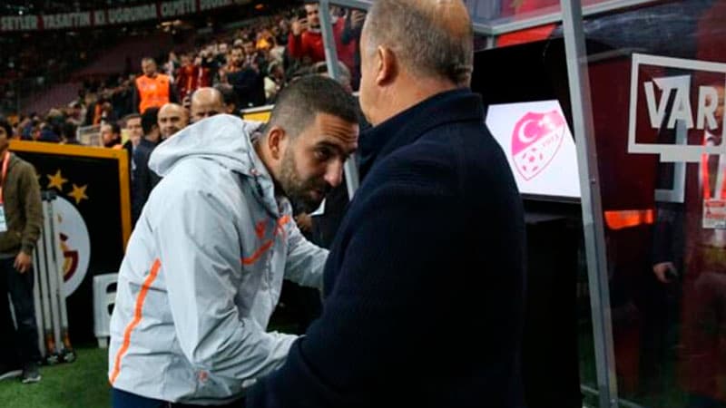 Arda Turan küsülü olduğu Terimin əlini öpdü: Yanvarda geri qayıdır...