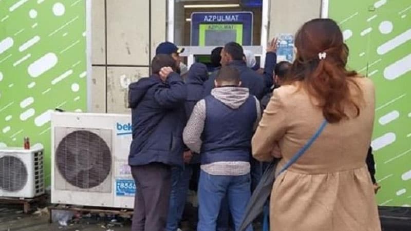 Bakıda camaata pul paylayan aparatın sahibi bu şəxsdir (TƏFƏRRÜAT/FOTO)