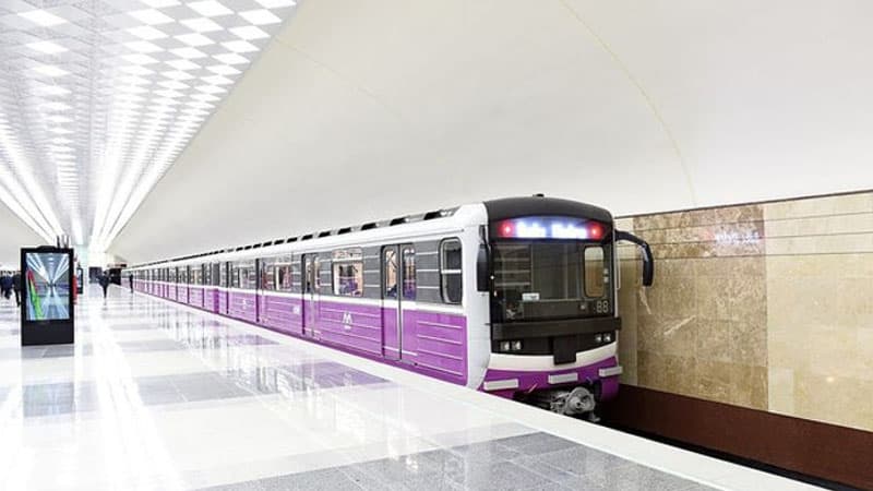 Metroda qatarların hərəkətində yubanma oldu