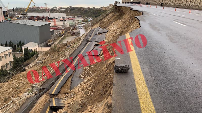 Bibiheybətdə yol uçdu, maşın altında qaldı (FOTOLAR)
