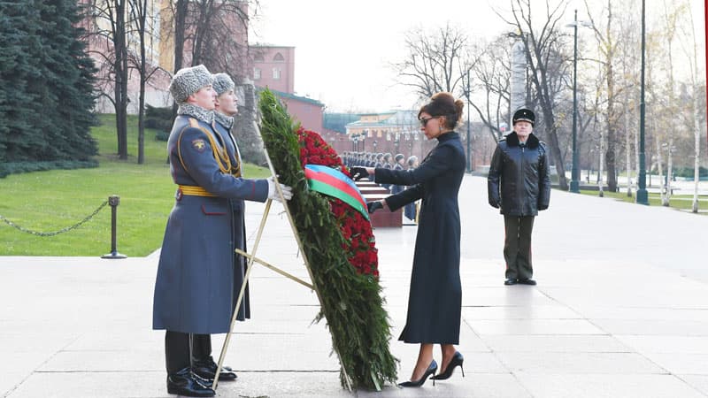“Azərbaycan rəhbərliyi naməlum əsgərin ruhuna ehtiramla yanaşır, Ermənistan isə o əsgəri öldürənə heykəl qoyur” (RƏY)