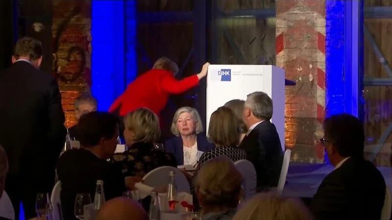 Merkel səhnədə yıxıldı (VİDEO)