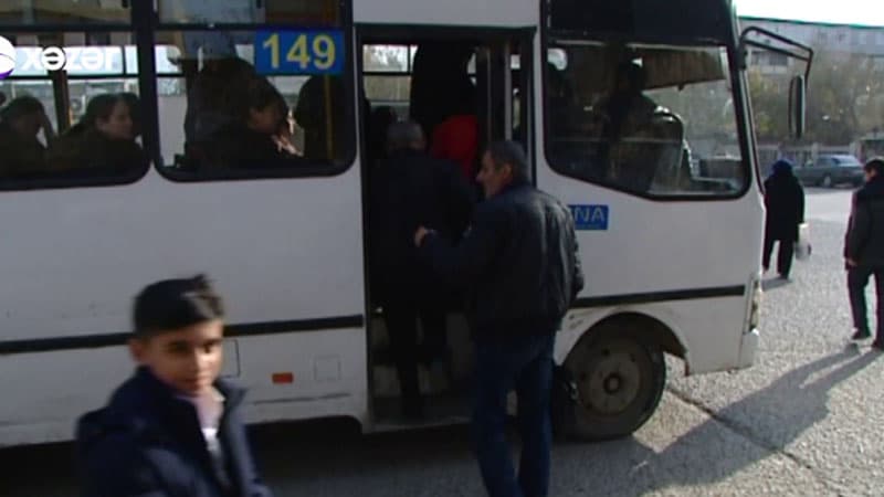 Bu qəsəbədən Bakının mərkəzinə heç bir marşrut avtobusu işləmir (VİDEO)