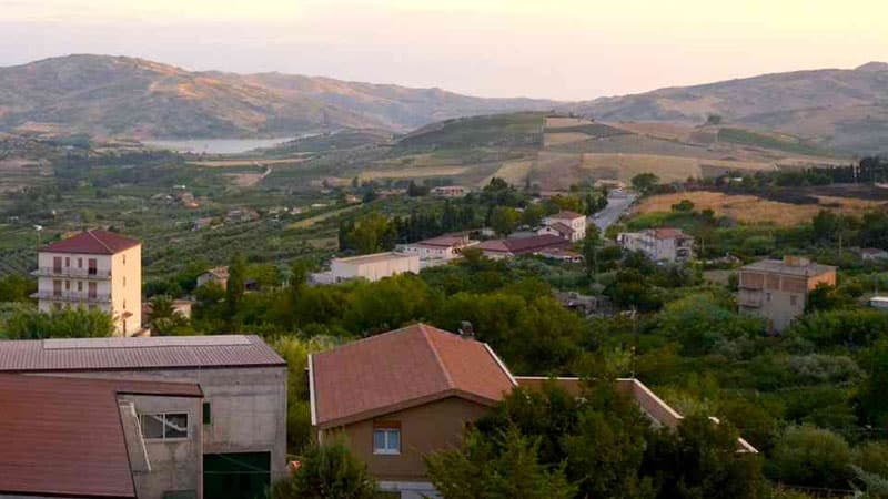 Siciliyada evləri 1 avroya satmağa başladılar: tək şərtlə...