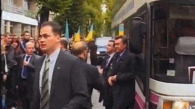 Yanukoviçin başına yumurta atan tələbəyə yüksək vəzifə verildi (VİDEO)