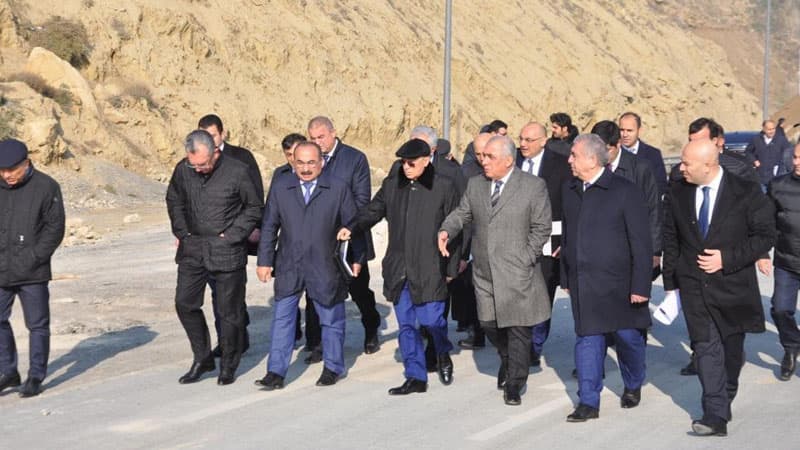 Baş nazir və digər rəhbər şəxslər sürüşmə zonasında olublar (FOTOLAR)
