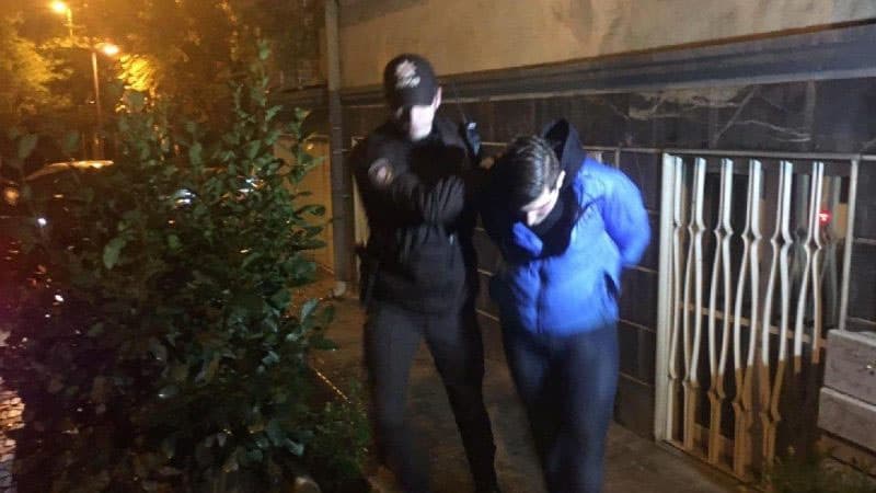 İsinmək üçün türk şairin heykəlini yandırdılar