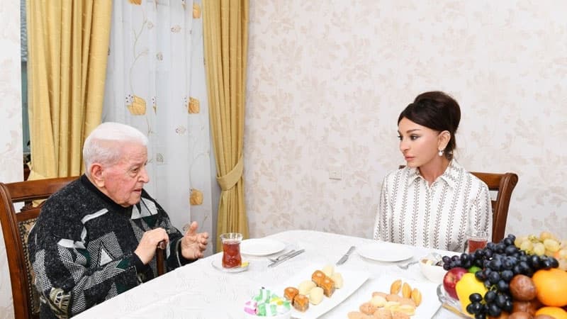 Mehriban Əliyeva Xalq artistinin evində qonaq olub (FOTOLAR)