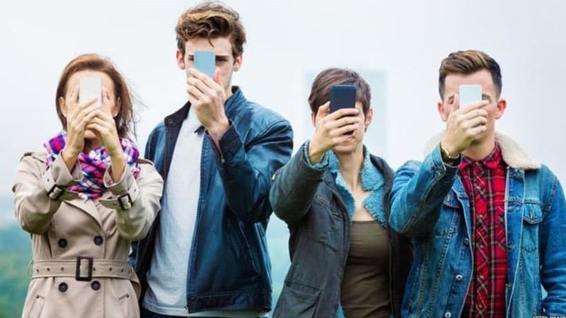 Hər dörd yeniyetmədən birində smartfon asılılığı var