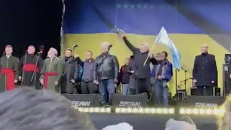 Poroşenkonu Maydanda yumurta atəşinə tutdular, arvadına dəydi (VİDEO)