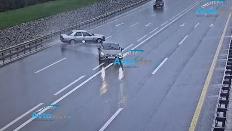 Yağışlı havada baş verən dəhşətli qəzalar (VİDEO)