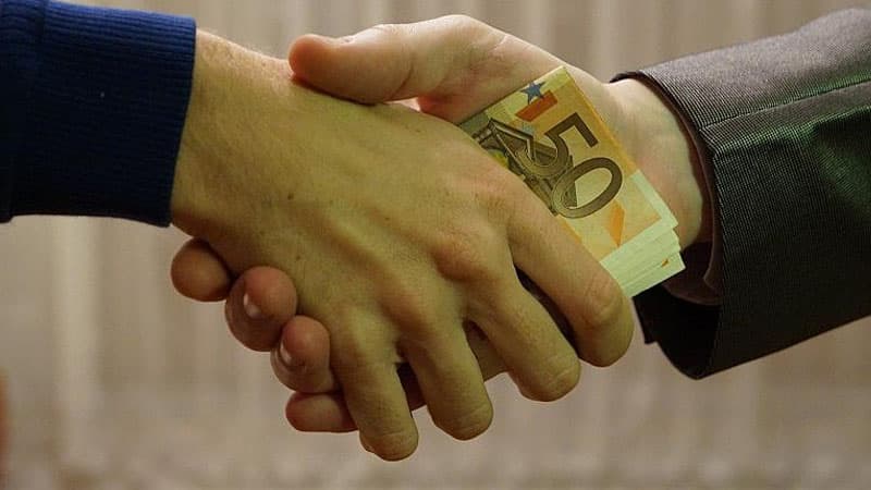 Hər il dünyada 1 trilyon dollar rüşvət verilir