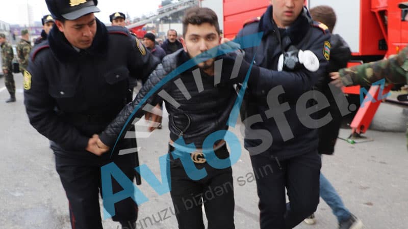 Yanan ticarət mərkəzində oğurluq edənləri polis belə yaxaladı  (FOTO)