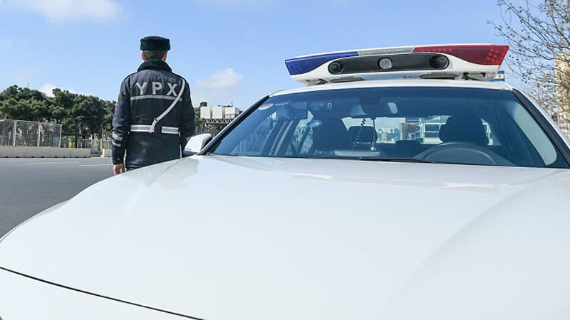 Yol polisinin saxladığı şəxs özünə xəsarət yetirib