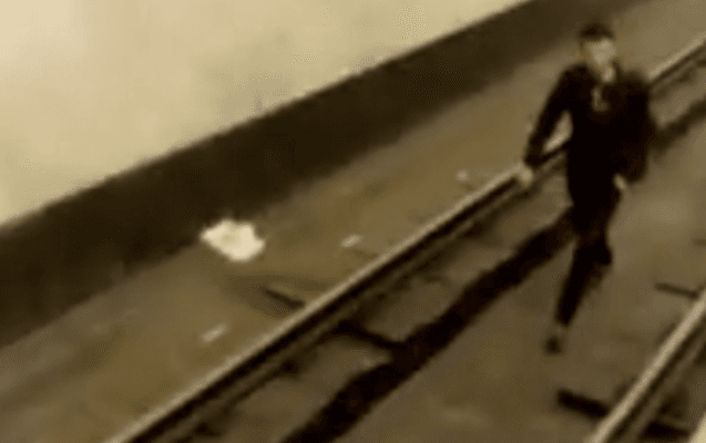 Bakı metrosunda qorxulu anlar: özünü qatar yoluna atdı... (VİDEO)