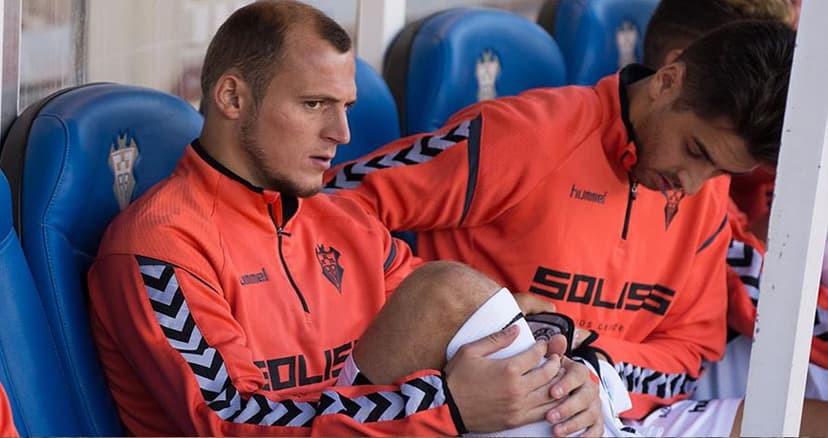 Azarkeşlərin təhqiri futbolçunu ağlatdı