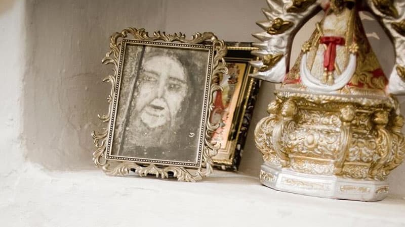 Sirri açıla bilməyən qəsəbə: divarlarda insan üzləri görünür
