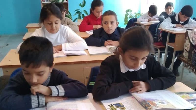 Nazirliyi təhsildən kənar qalan 9 yaşlı şagirdi məktəbə qaytardı (FOTOLAR)