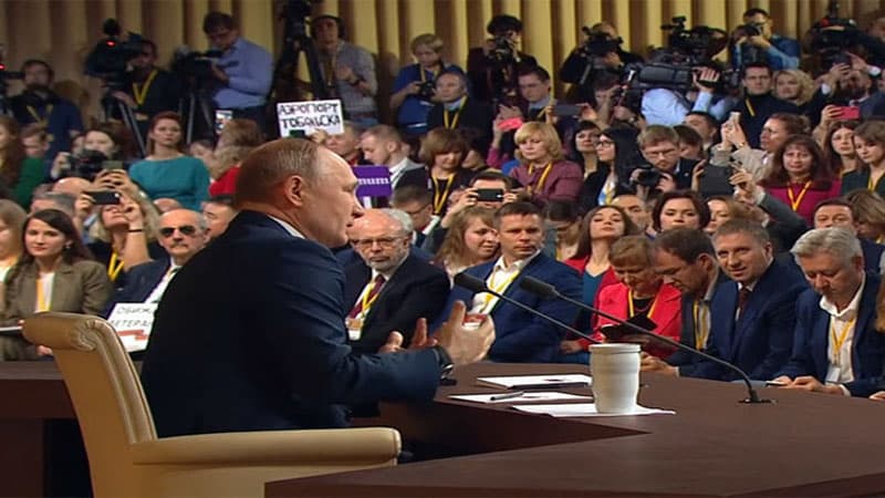 Jurnalist qışqıraraq Putindən tələb etdi: “Sualıma cavab verin...”
