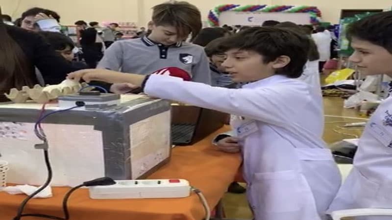 Azərbaycanda kollec şagirdləri inkubator aparatı hazırlayıb (VİDEO)