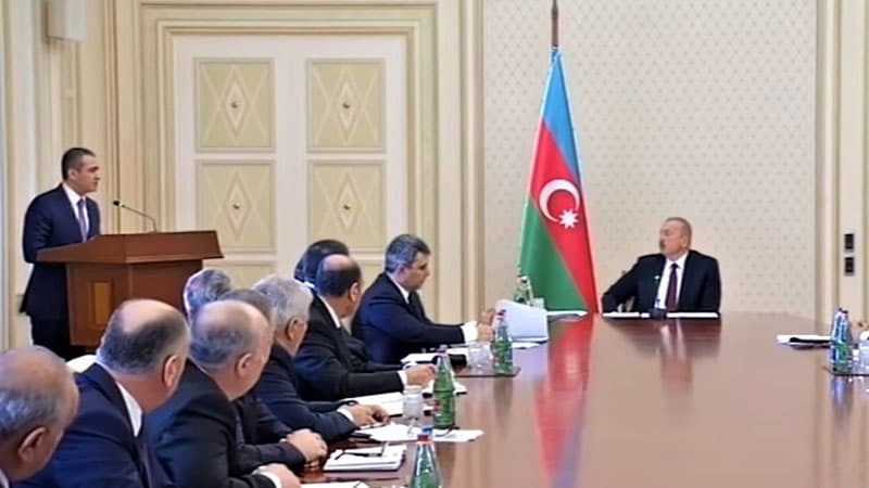 Məmur müşavirədə çaşdı, prezidentdən üzr istədi (VİDEO)