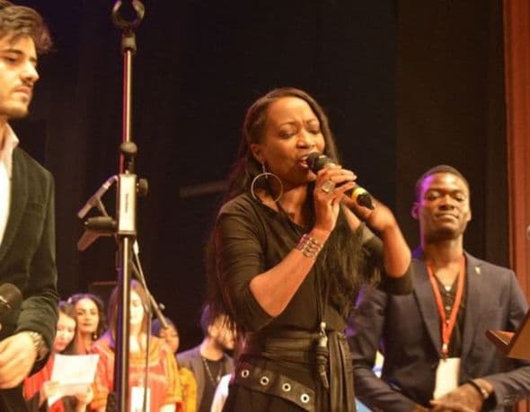 ABŞ-da kuryerlik edən müğənnimiz Della Mileslə konsert verdi (FOTO)