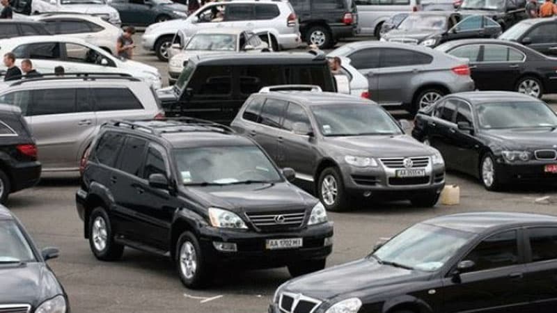 Bakıda xarici avtomobillər ucuz qiymətə hərraca çıxarıldı