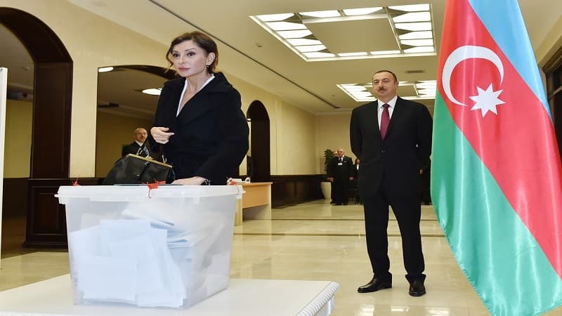 İlham Əliyev və Mehriban Əliyeva məntəqədə səs verdi